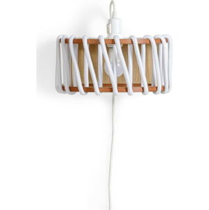 Bílá nástěnná lampa s dřevěnou konstrukcí EMKO Macaron, délka 30 cm