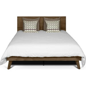Hnědá postel s nohami z masivního dřeva TemaHome Mara, 160 x 200 cm